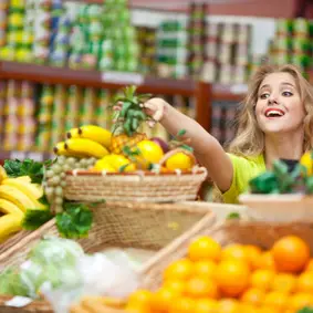 Oświetlenie stoisk z warzywami